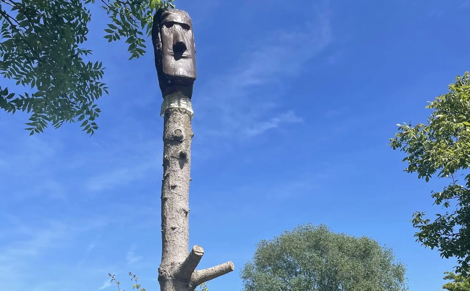 Holzskulptur im Rahmen von Kunst:Offen