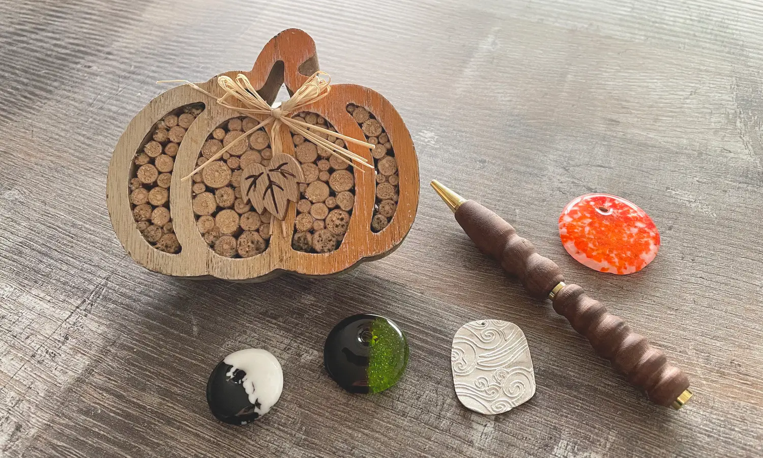 Der Kreativtag in Berlin ist immer ein Highlight, da ich dort neue Dinge kennen lernen auch teilweise auch ausprobieren kann. Dieses Jahr habe ich Glasanhänger und Silberschmuck erstellt, sowie einen Holzkugelschreiber gedrechselt.