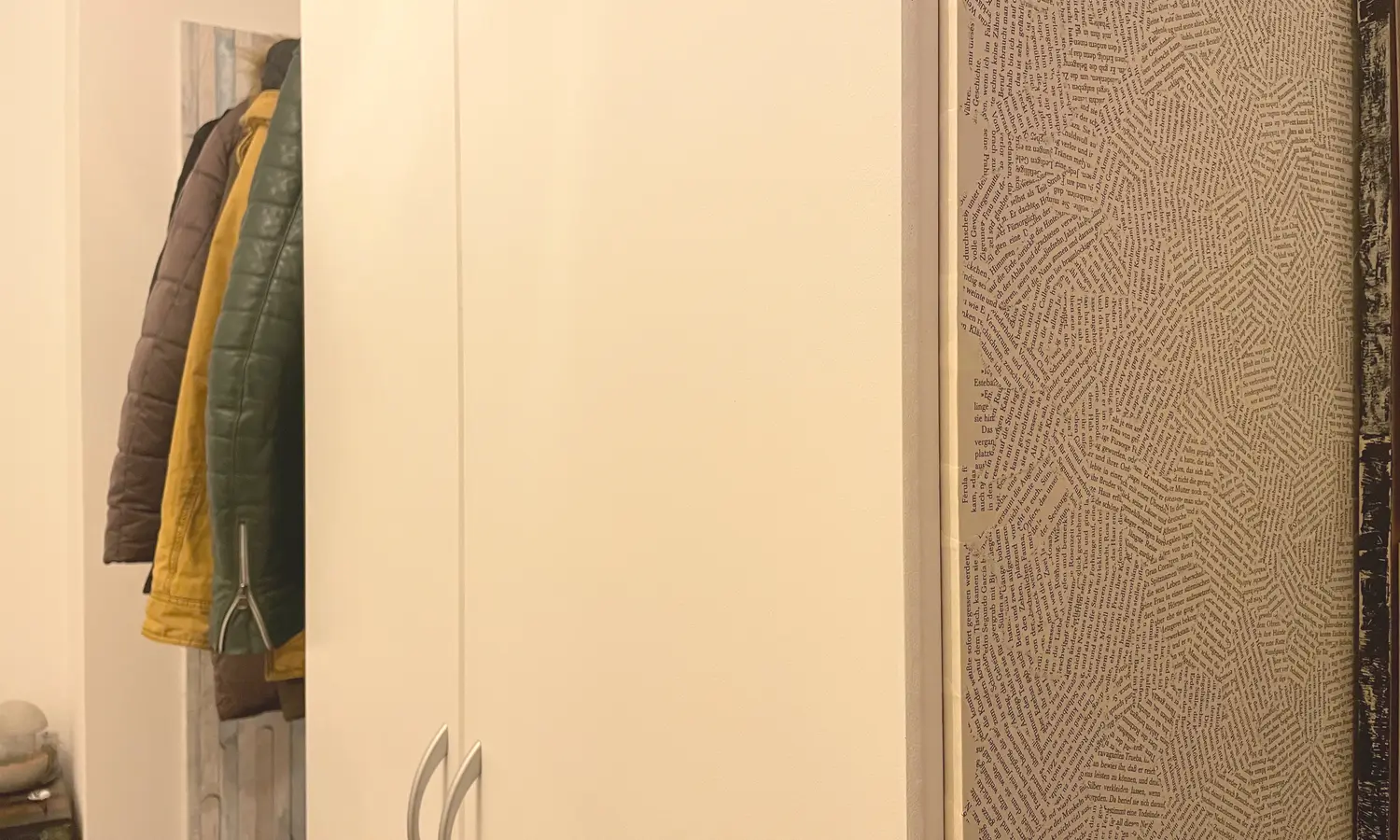 Aus einem buchefarbenen Kleiderschrank wurde Mehrzweckschrank, teilweise neu lackiert und teilweise beklebt.